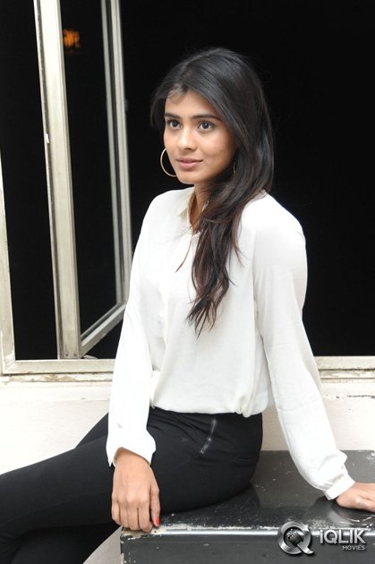 Hebha-Patel-at-Ala-Ela-Movie-Special-Show